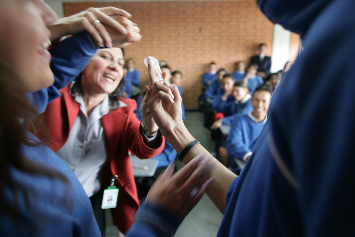 Classroom condom demonstration IPPF Colombia