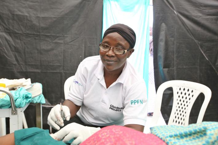IPPF clinician in Nigeria administers provides contraception to a client