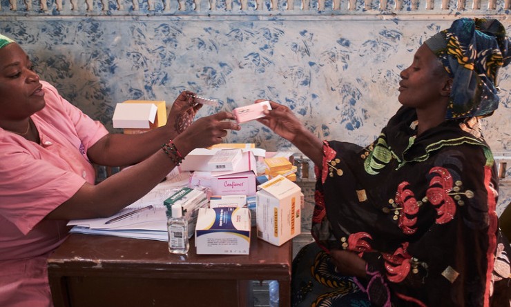 Midwife Mariame Doumbia with her client Kadidiatou Sogoba