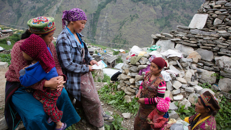 IPPF volunteer for FPAN delivers reproductive health advice to women