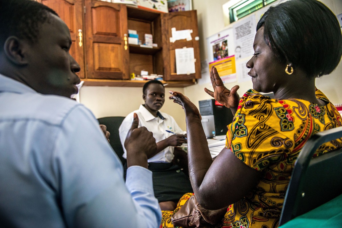 Client with hearing impairment uses sign language with IPPF staff