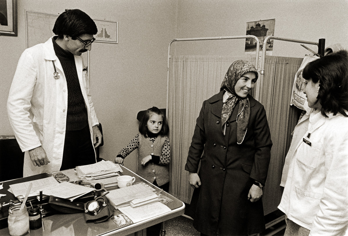 A mother and child at the Cubuk family planning clinic. Turkey, 1978
