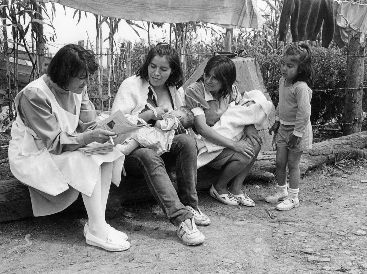 Profamilia staff explains family planning methods to young mothers on the outskirts of Bogota. Colombia, c1986
