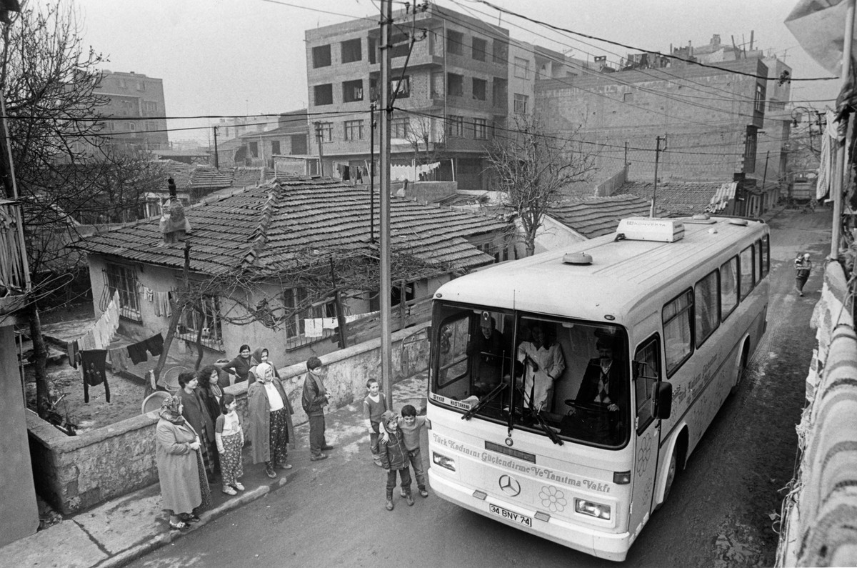 Mobile health clinic in a slum area. Turkey, 1988.