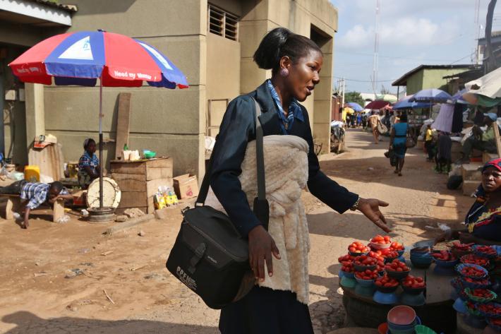 IPPF outreach worker in Nigeria marketplace 