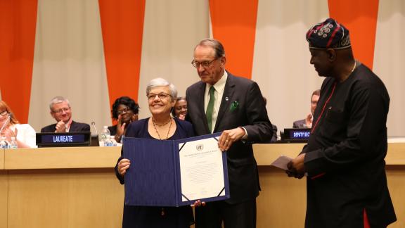 Carmen Barroso receiving her Awards