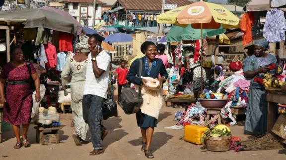 IPPF outreach worker in Nigeria marketplace 