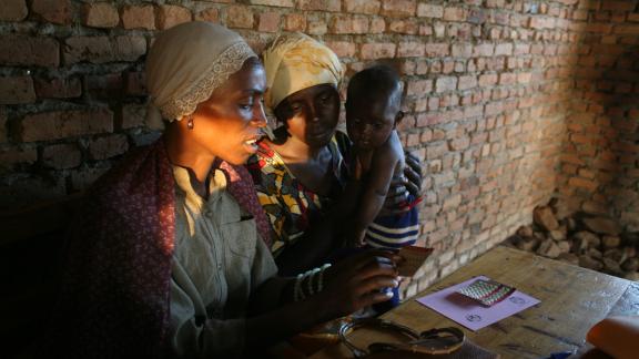 Women get contraceptive pills from IPPF staff. 