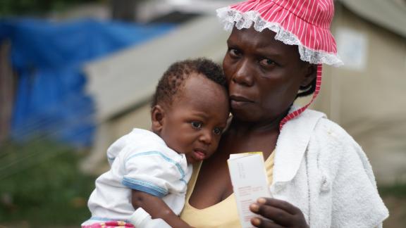 woman with a baby in IPPF humanitarian camp