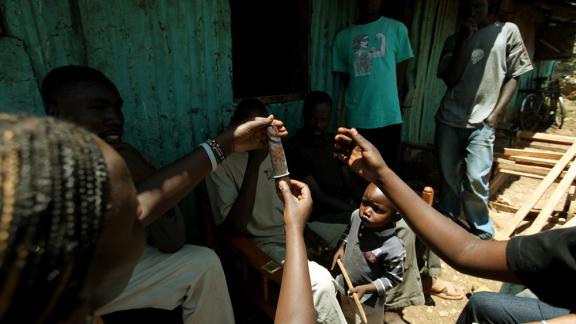 Condom demonstration in Kenyan slum