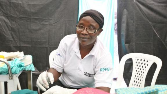 IPPF clinician in Nigeria administers provides contraception to a client