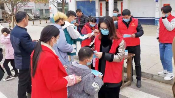 IPPF中国（CFPA）のメンバーがコミュニティの人々に正しいマスクのつけ方を教える様子