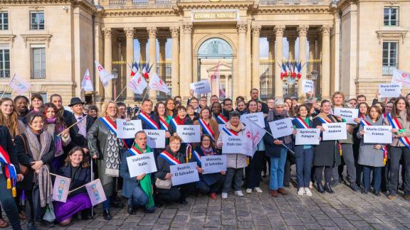 MPs and Feminist organizations in front of the Parliament
